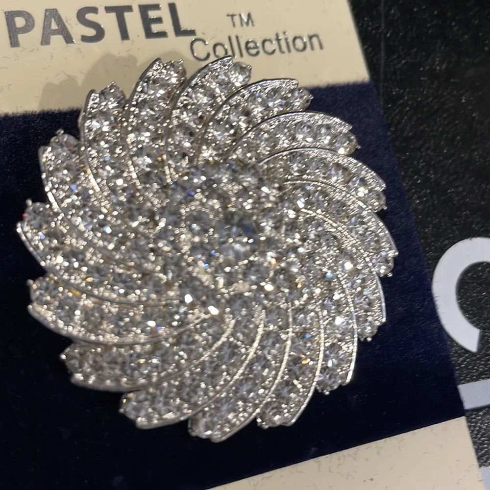 CZ Classic‎ design brooch